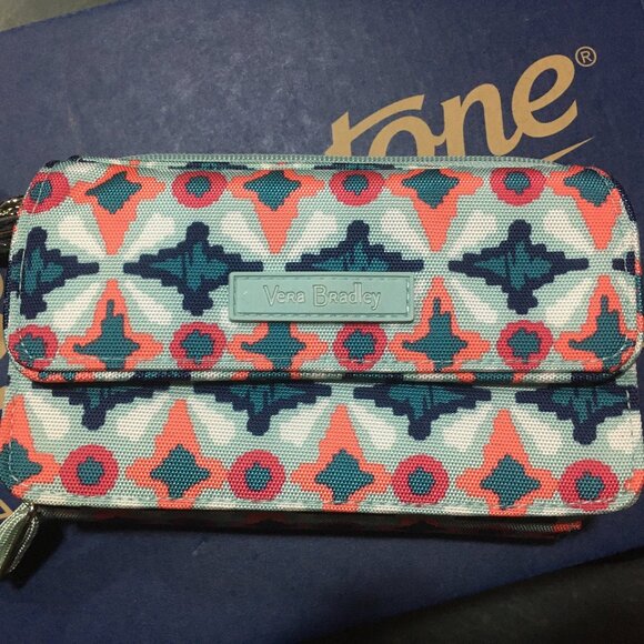 Vera Bradley Handbags - NWT Vera Bradley Lighten Up RFID All in One Crossbody